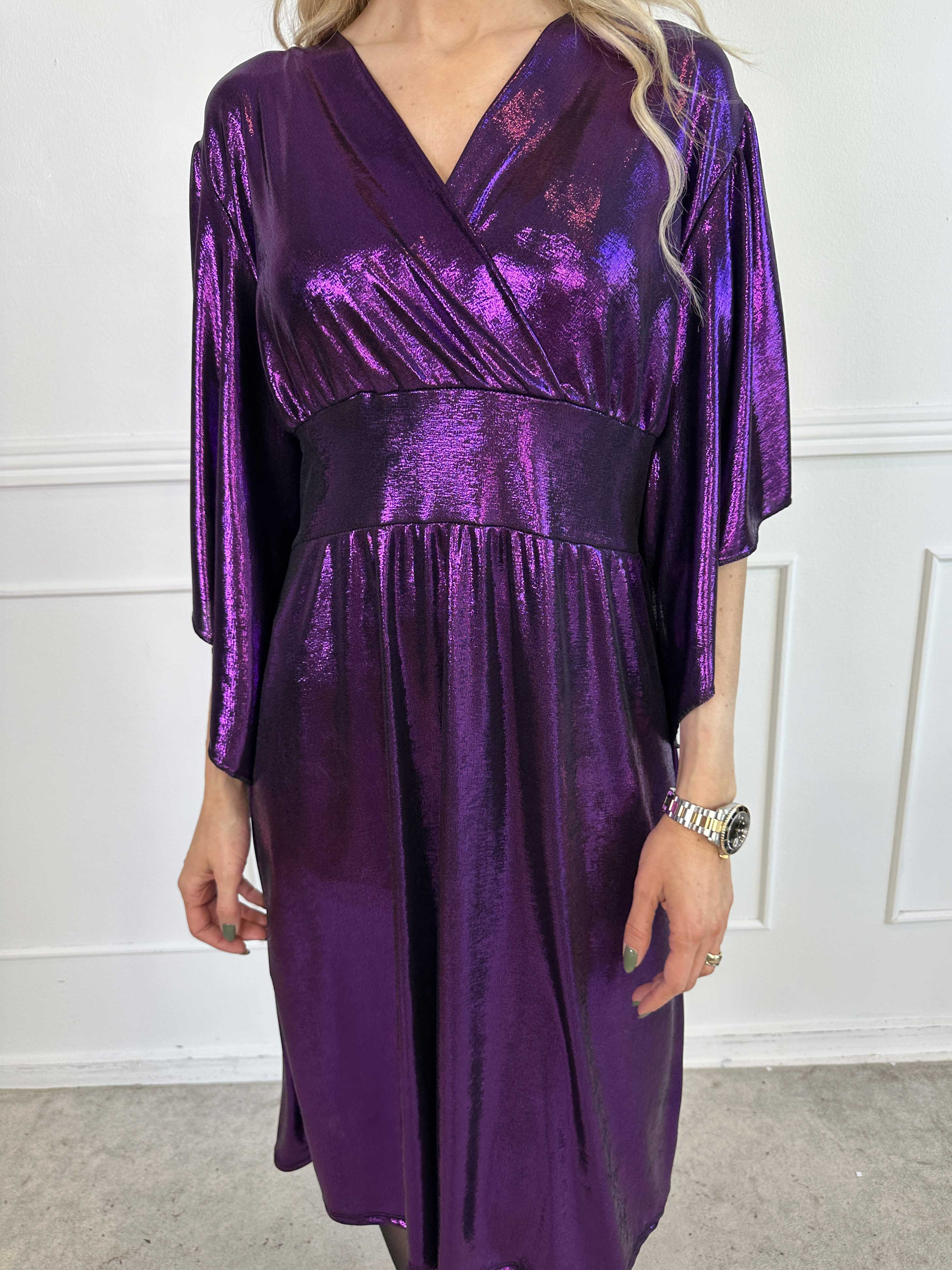 Safi - Elegant klänning i glansigt material med söta ärmar